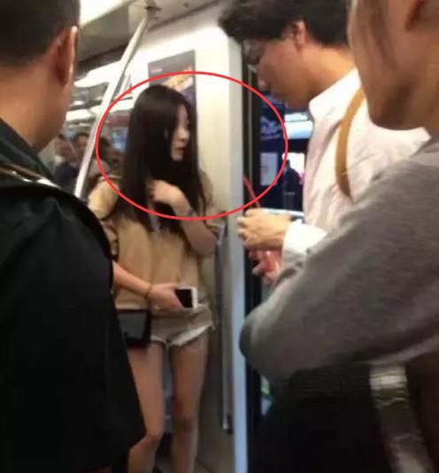 美女暈倒在地鐵上，醒來後快速逃離車廂，地上的東西讓人尷尬 !