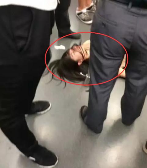 美女暈倒在地鐵上，醒來後快速逃離車廂，地上的東西讓人尷尬 !