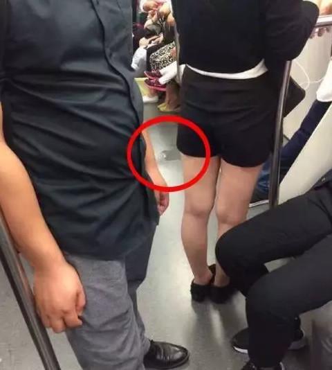 美女暈倒在地鐵上，醒來後快速逃離車廂，地上的東西讓人尷尬 !