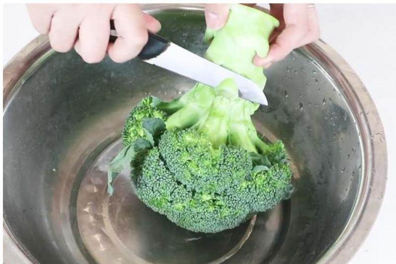 清洗花椰菜小技巧！ 教你一招，蟲卵髒東西自己跑出來喔！
