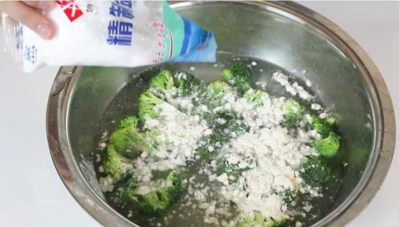 清洗花椰菜小技巧！ 教你一招，蟲卵髒東西自己跑出來喔！