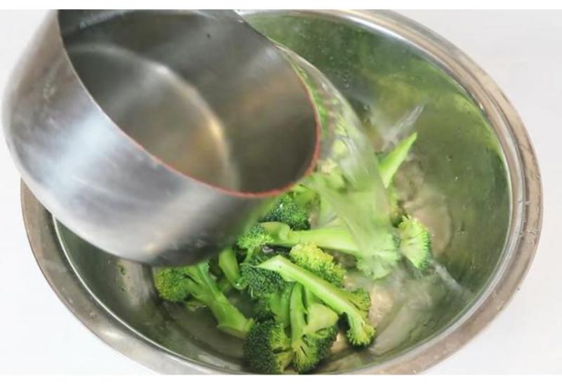 清洗花椰菜小技巧！ 教你一招，蟲卵髒東西自己跑出來喔！