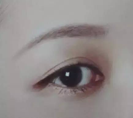 如何根據發色選眉色，選對了才美？附帶5款眉形