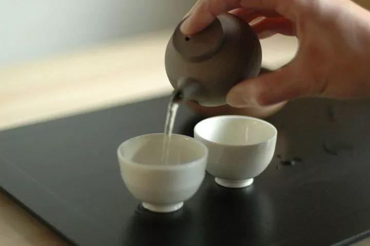 【養生】無論多餓，空腹千萬別吃這些東西！對腸胃和身體傷害很大…… 