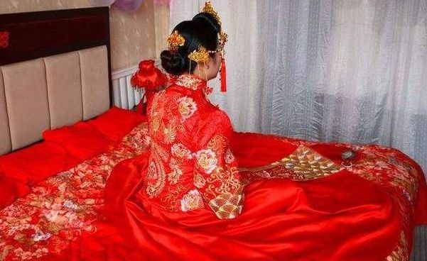 新婚夜失火，老公抱起老婆就跑，途中覺得不對，一瞧懷裡，癱地上