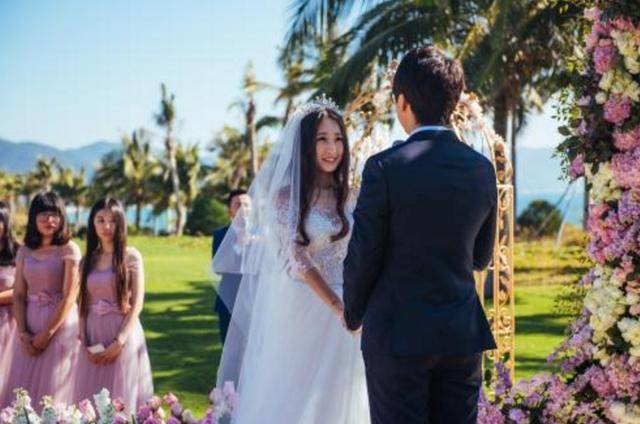 坐火車參加同學婚禮隨禮三百，回家後收到她微信，我把她拉黑了