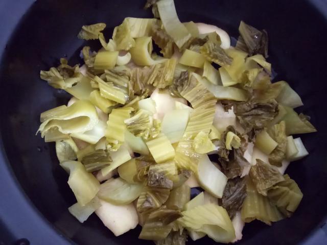 鄉下婆婆送來一包鹹菜，兒媳嫌髒丟在門外，兒子撿起後紅了眼眶