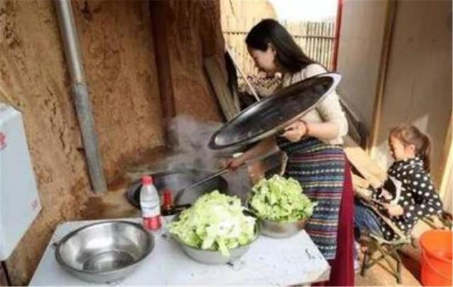 結婚時婆家給八萬彩禮，去婆家時忘敲門，聽到屋內對話我不知所措