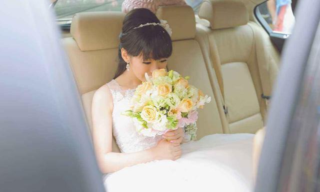 婆家給彩禮20萬，母親陪嫁一輛車，婚禮上看到車，我不請父母上台