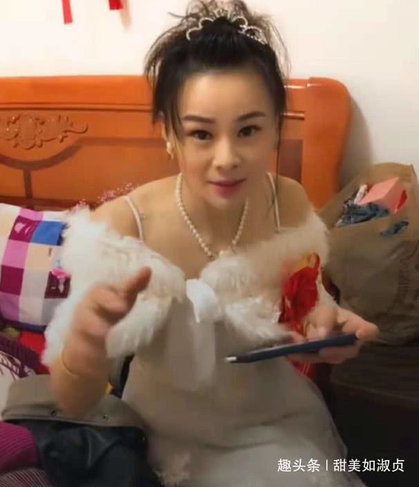 新娘因玩手機讓新郎明天再來，看到手機里的內容時，心疼新郎