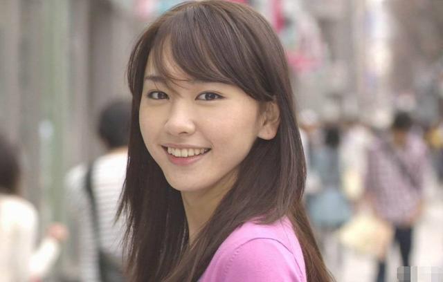 姑娘遠嫁，農村繼母給她一張銀行卡，查完卡里餘額，她一夜沒合眼  