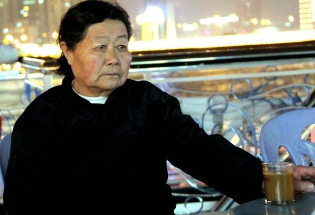 姑娘遠嫁，農村繼母給她一張銀行卡，查完卡里餘額，她一夜沒合眼  