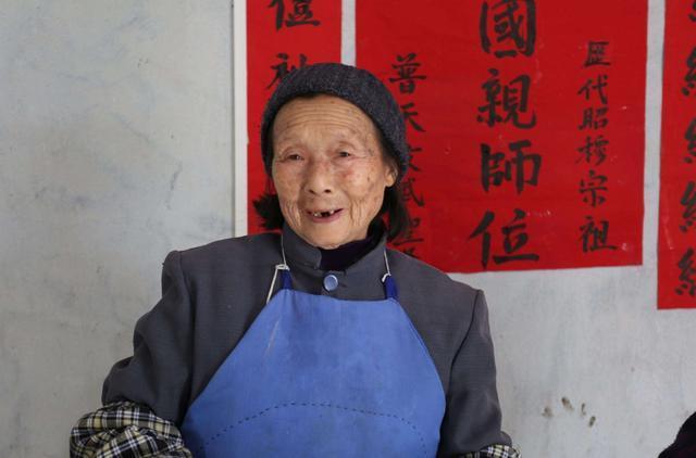 兒子倒插門，母親進城來送雞蛋，下班回家看見一桌子菜，兒子淚目