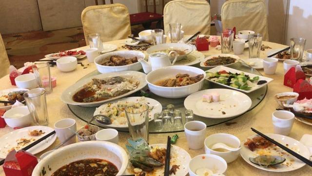 兒子倒插門，母親進城來送雞蛋，下班回家看見一桌子菜，兒子淚目