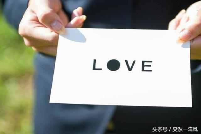 農村婆婆伺候我坐月子，臨走時她留下舊布包，打開後我淚流滿面