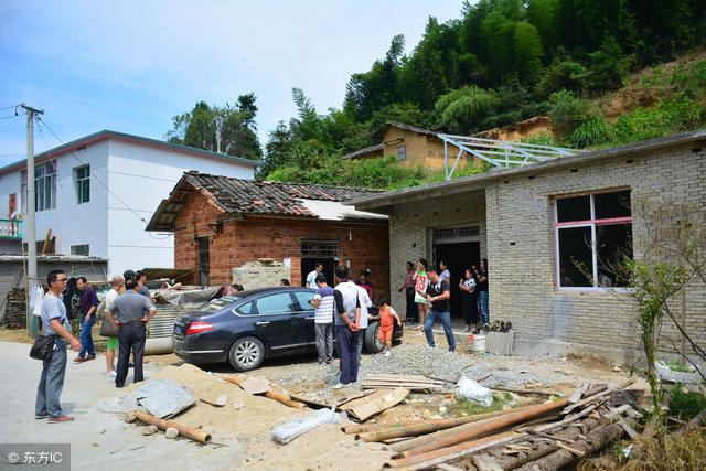 周末給婆婆1000生活費，回來時塞兒子一布包，打開後呆住了