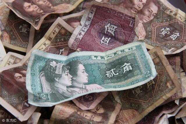 周末給婆婆1000生活費，回來時塞兒子一布包，打開後呆住了