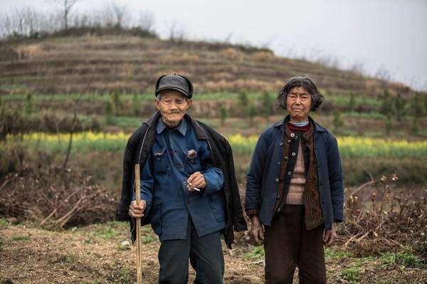 女人去世丈夫哭的死去活來，一月後又要娶妻，全村人說他是好男人