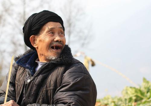 女人去世丈夫哭的死去活來，一月後又要娶妻，全村人說他是好男人