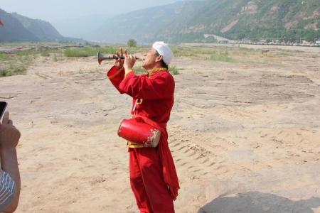 女人去世丈夫哭的死去活來，一月後又要娶妻，全村人說他是好男人