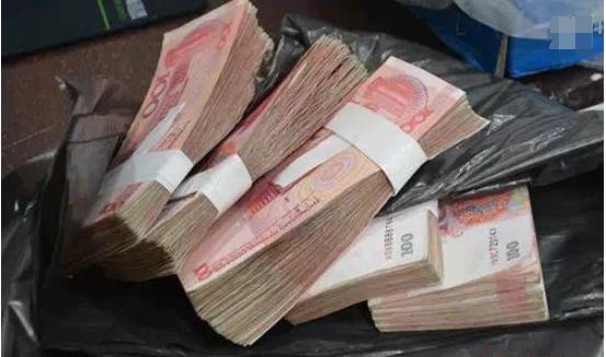 兒子生病小姑子送來五萬現金，晚上我看到她的朋友圈，我愣住了！