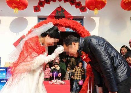 新婚夜，丈夫在洗澡，堂弟發來一條信息，妻子瞥眼連夜逃走