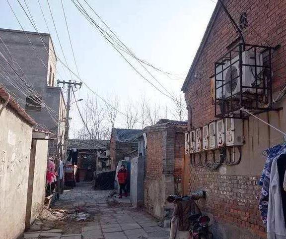 小舅子鬧離婚，岳父讓我去勸，走進他家一看，我直接拉他去辦手續