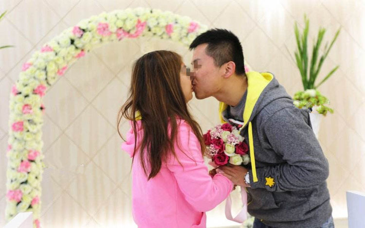 兒子出差，兒媳晚上卻總帶人回來，婆婆怒推開門，接下來淚目