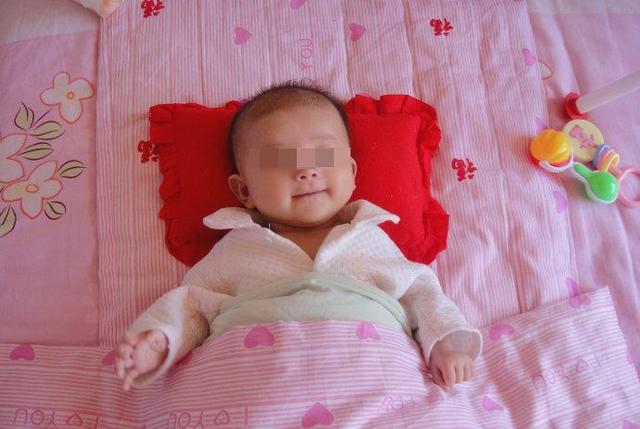 女子生男嬰，婆婆卻把她趕走，委屈躲柴房，瞧見一人上門，淚目