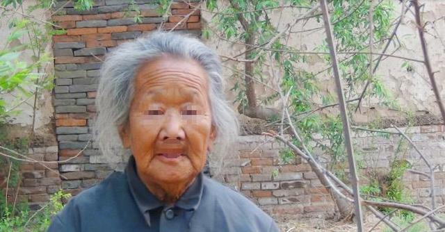 女子生男嬰，婆婆卻把她趕走，委屈躲柴房，瞧見一人上門，淚目