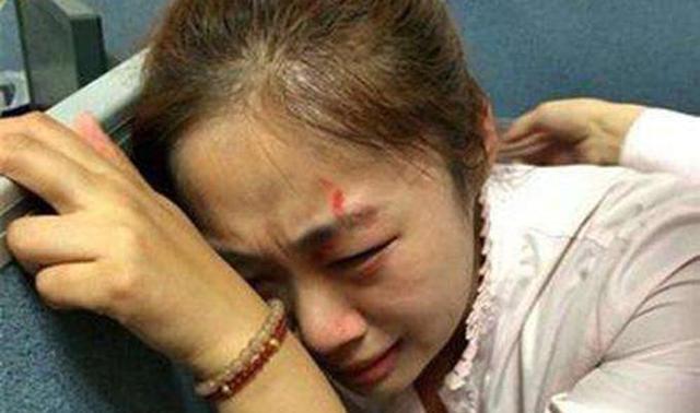 女子生男嬰，婆婆卻把她趕走，委屈躲柴房，瞧見一人上門，淚目