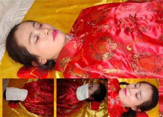 新婚夜妻子猝死，丈夫嫌晦氣賣房，搬家掀開床墊，他把親媽送監獄