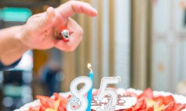 繼母生日我給了一萬，晚上回自己家打不開門，我站在門外淚流滿面