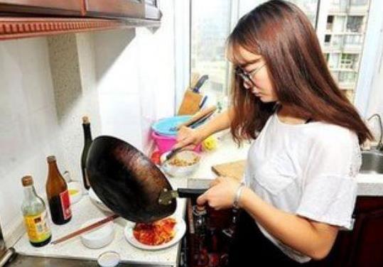 姑娘結婚五年不孕，婆婆趕她回娘家，第二天門口來一人她淚流不止