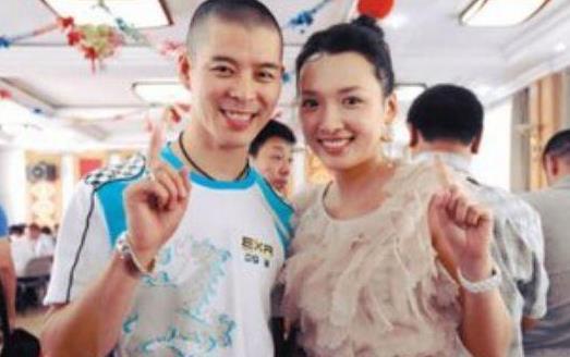 姑娘結婚五年不孕，婆婆趕她回娘家，第二天門口來一人她淚流不止