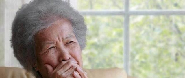 瞎眼婆婆來家，兒媳使壞往她碗里放藥，瞥眼碗底，她直接逃回娘家
