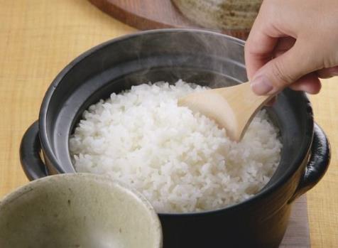 瞎眼婆婆來家，兒媳使壞往她碗里放藥，瞥眼碗底，她直接逃回娘家