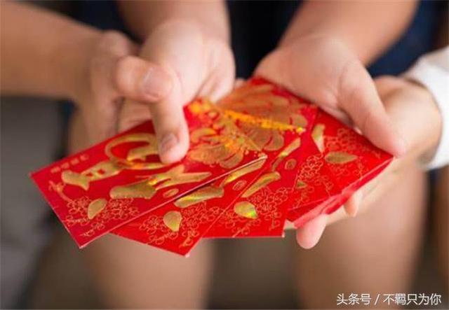 婆婆生日我準備三千紅包，飯前她拍張照，我把紅包變三百