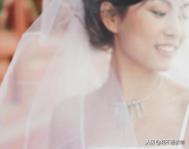 繼母把女兒養大，結婚要十萬彩禮，女兒夜裡聽到對話，哭紅了雙眼