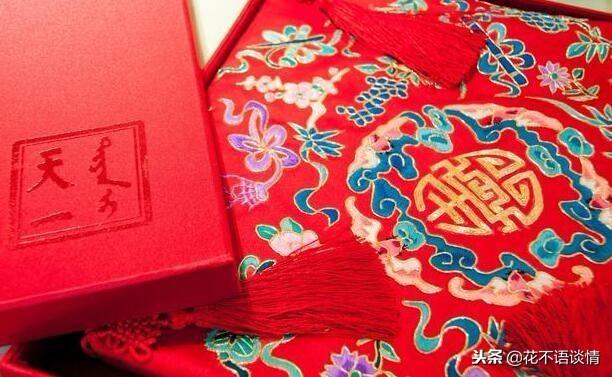 繼母把女兒養大，結婚要十萬彩禮，女兒夜裡聽到對話，哭紅了雙眼