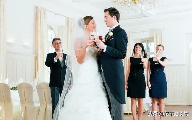 繼母把女兒養大，結婚要十萬彩禮，女兒夜裡聽到對話，哭紅了雙眼