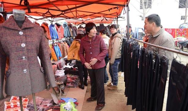 農村老婦進城看小兩口，兒媳給了一件新衣服，回老家後她就扔了