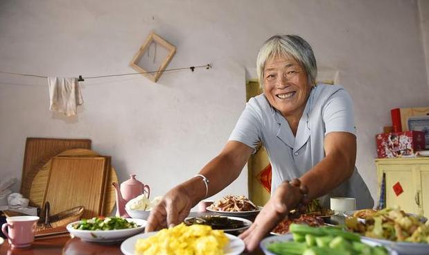 農村老婦進城看小兩口，兒媳給了一件新衣服，回老家後她就扔了