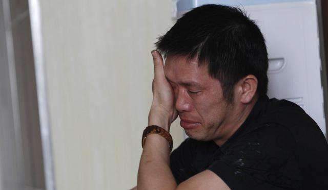 男子提前回家，卻看見妻子神情慌亂，趁她做飯沖進臥室，瞧見床下，急忙報了警！