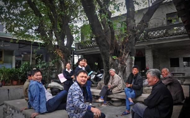 村裡娶了漂亮女大學生，婚禮上新娘朝我一笑，我馬上報警了！ 