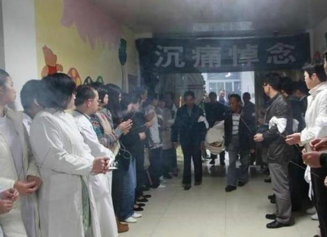 8歲女兒火化時發現異常，起疑掀開白布，父親跪謝工作人員！