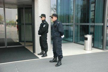 女子剛懷孕，丈夫卻車禍去世，五年後和男友去領證，看到保安傻住