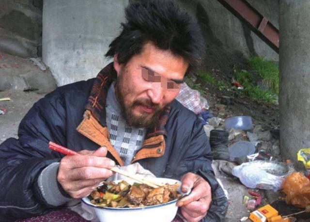 善良女學生每天為流浪漢帶剩飯，一年後流浪漢送她一張銀行卡消失，女孩查了餘額打了110！ 