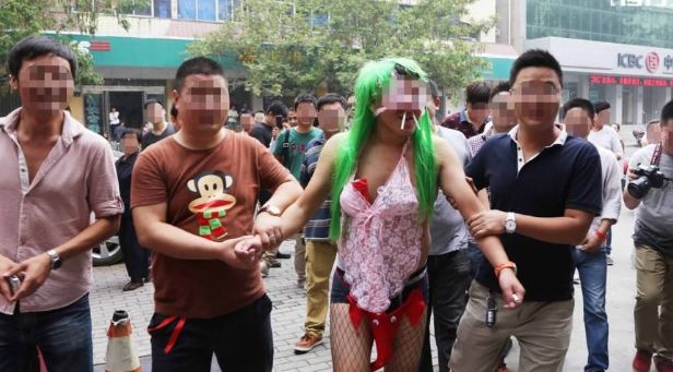 婆婆大鬧俺結婚現場，撒潑耍賴，老公不阻攔，到了婚房，俺樂了