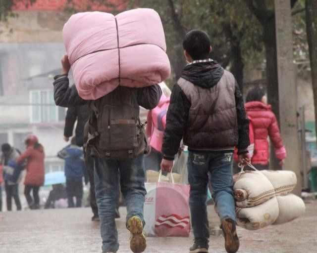 打工三年，工錢全部寄給老婆，年底想提前回家，推開門我淚流滿面
